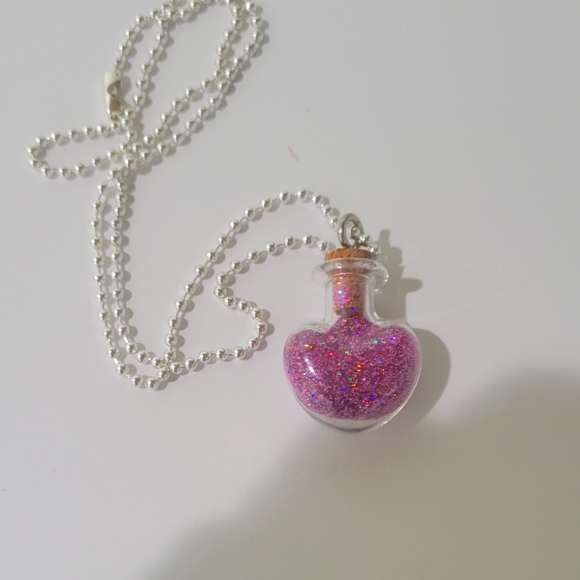 PRETTY HANDMADE HEART NECKLACE WITH PINK HOLOGRAPHIC FINE GLITTER. - Picture 4 of 4